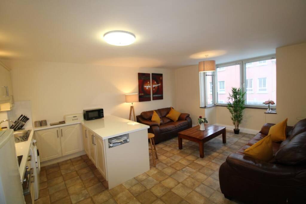 Large 3 Bed, Galway City Centre Apartment Bagian luar foto